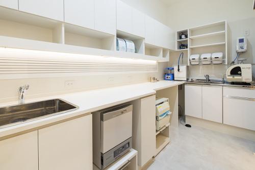 消毒室：歯科助手スタッフが作業する消毒室です。 ここで、処置で使用した器具などを消毒・滅菌したりしています。